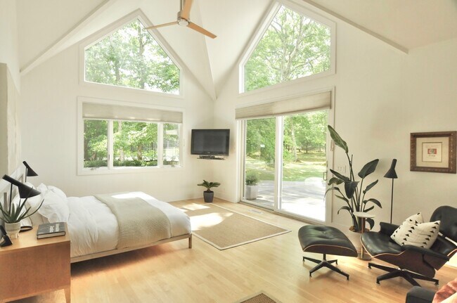 Building Photo - Seasonal Rental : EH Contemporary with Pool & Private Tennis