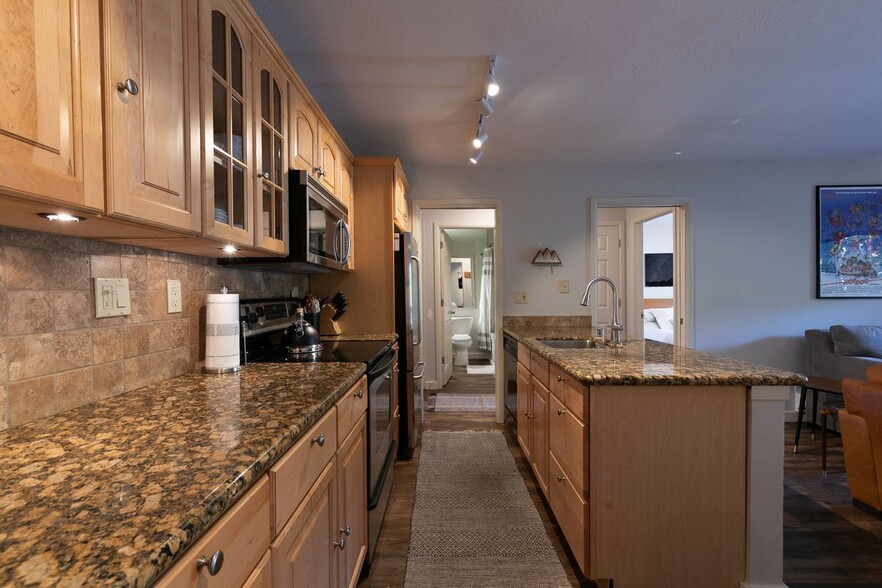 Building Photo - 420 Squaw Creek Rd