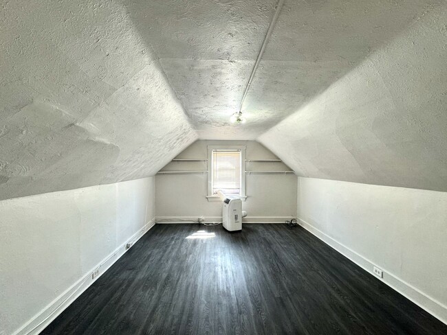 Building Photo - 5 bed/2 bath Mins. from UC Campus for Only...