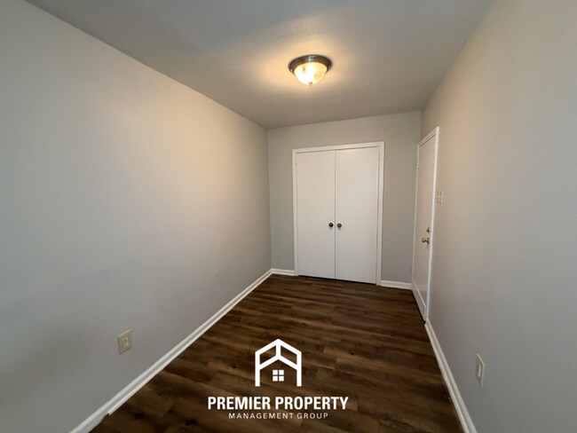 Building Photo - Charming 4BR Home in East Memphis w/ Hardwood Floors & Fenced Backyard