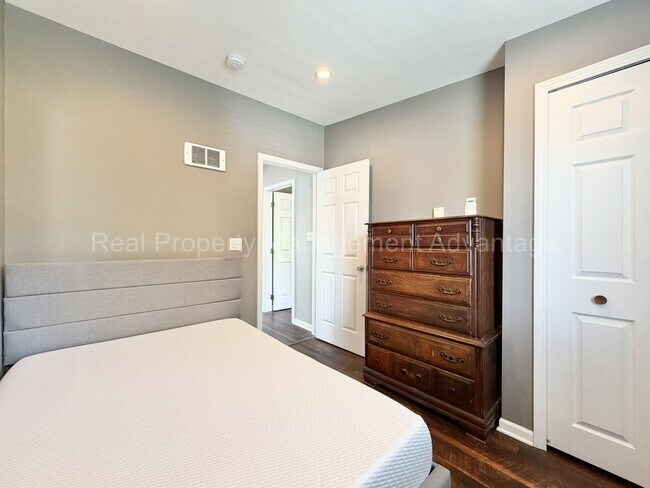 Building Photo - 340 E. Cambourne.