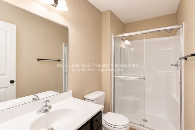 Building Photo - 3 Bedroom Luxury Townhome in Lee's Summit