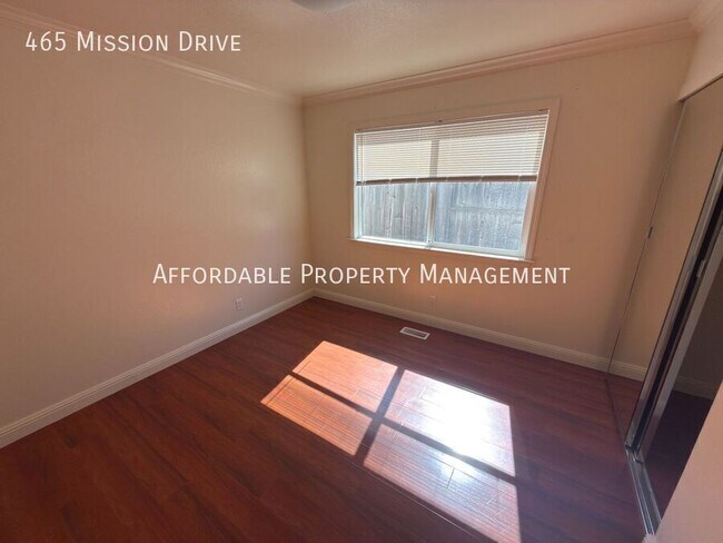 Building Photo - 465 Mission Dr