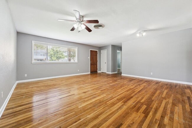 Building Photo - 10622 Oasis Dr