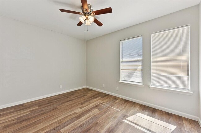 Building Photo - 1210 Southport Dr