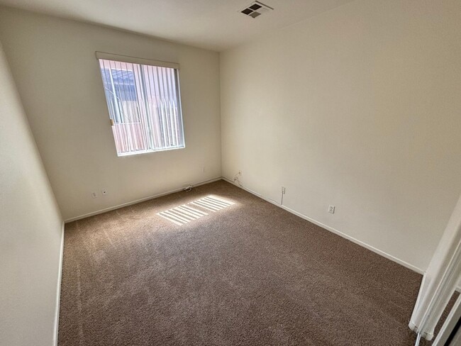 Building Photo - Beautiful 3Bed/2Bath Single Story Home loc...