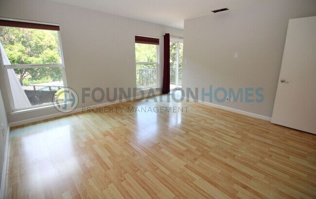 Building Photo - 11 Glen Dr