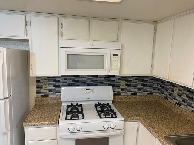 Building Photo - Henderson!!! 4 Bedrooms!! Single Story!! 2 car garage!! Big Back Yard!!! No HOA!! All Appliances!!