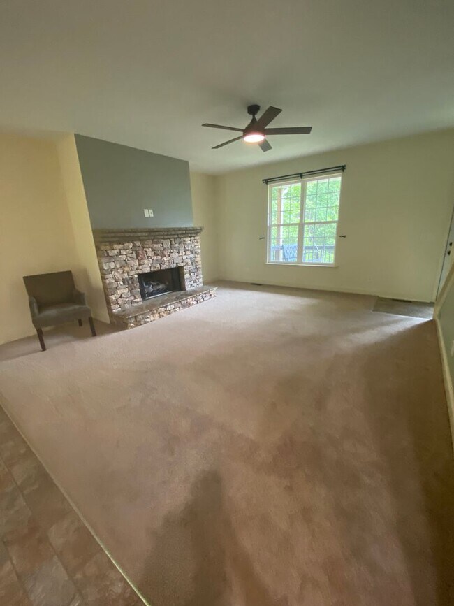Building Photo - Beautiful 3/3 home in Caney Fork area.