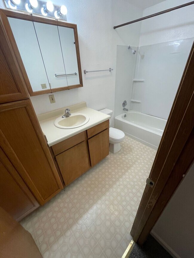 Building Photo - APPLY NOW, AND GET A $450 DISCOUNT ON YOUR...