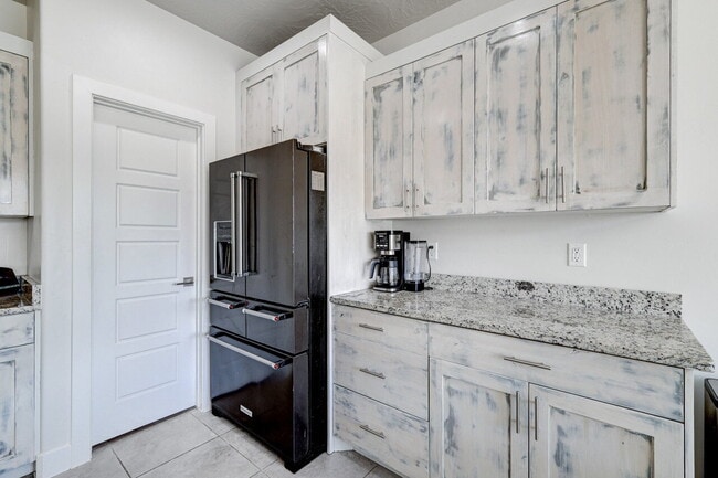 Building Photo - "Charming 3-Bedroom Retreat with 2 Baths and 2150 Sq. Ft. of Comfort in Santa Clara!"