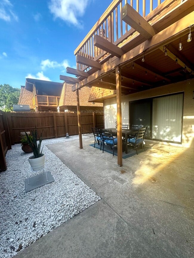 Building Photo - Spacious & Beautifully Updated Townhome in a Prime Location!