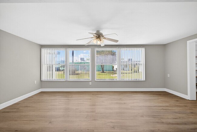 Building Photo - FULLY RENOVATED 2 BEDROOM WITH HUGE BONUS ROOM!