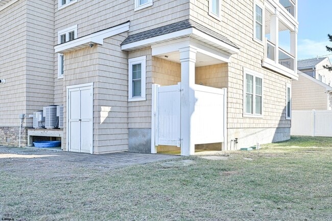 Building Photo - 400 17th St S