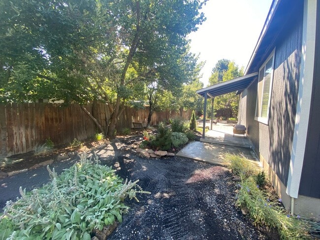 Building Photo - Single level home located in Redmond!  RV ...