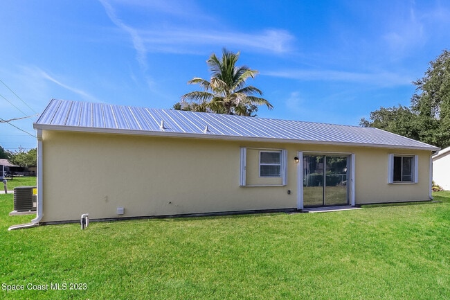 Building Photo - 674 23rd Pl SW