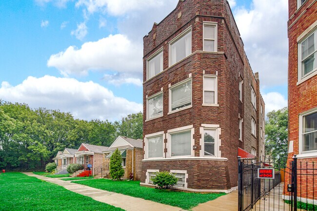Building Photo - 1126 E 81st Pl