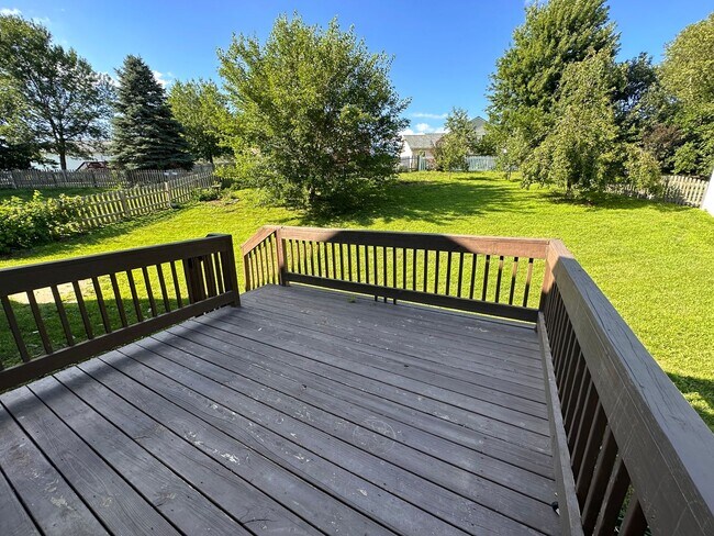 Building Photo - Three bedroom 3 bathroom in popular Bellevue