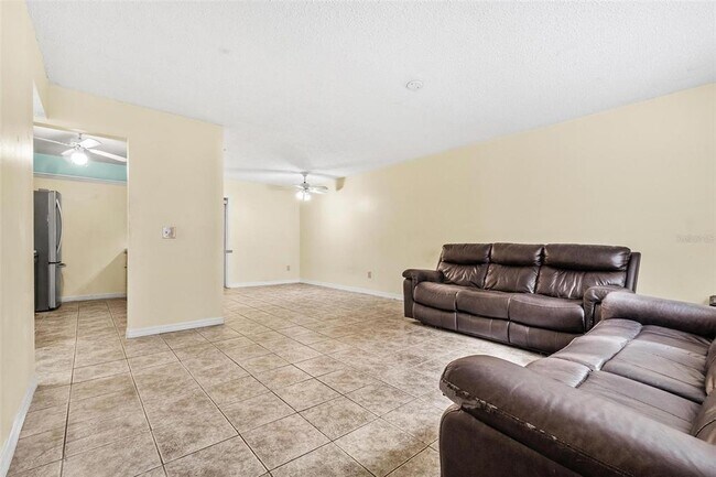 Building Photo - 265 SW Lincoln Cir N