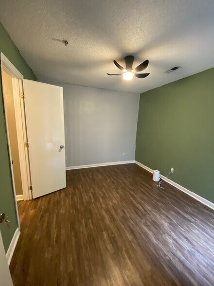 Building Photo - 1221 University Ct