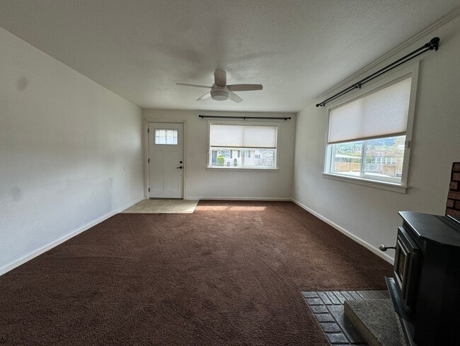 Building Photo - 3 bedroom house with a guest house