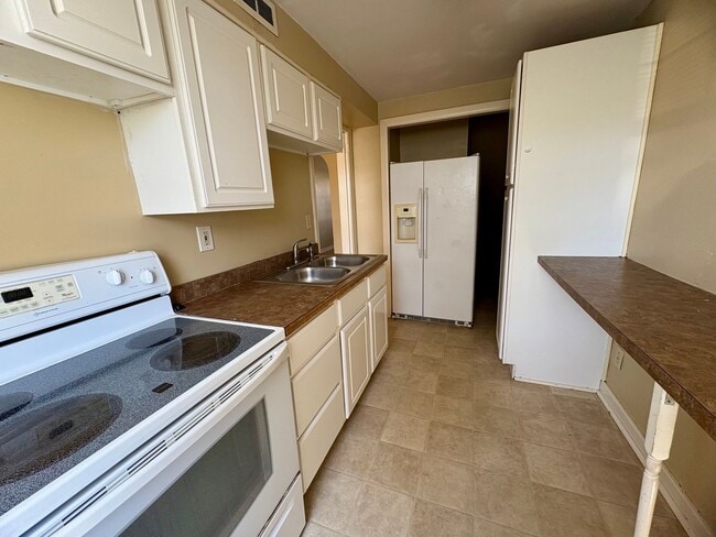 Building Photo - 3 Bedroom 1 Bath Available in Harrisburg!