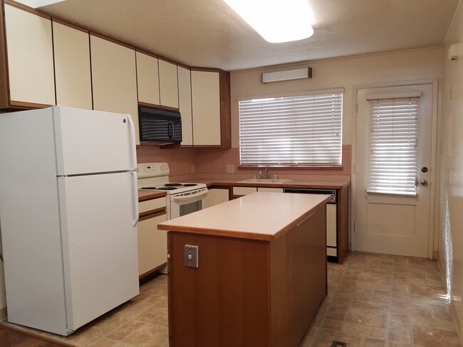 Building Photo - M/I Bonus! Nice Townhouse in Gated Complex...