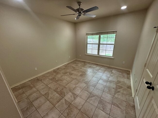 Building Photo - 113 Summer Creek Dr