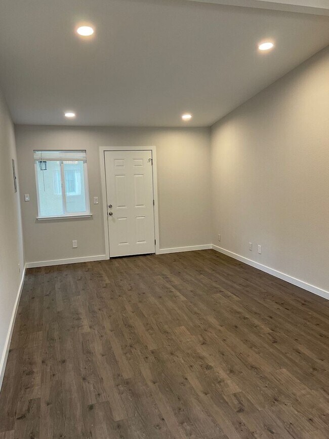 Building Photo - Nicely remodeled 1bd apt close to downtown
