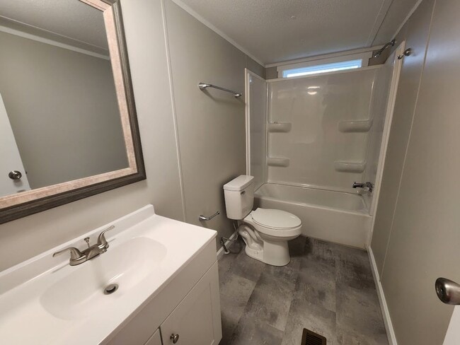 Building Photo - 2 Bedroom Mobile Home Close to Wren