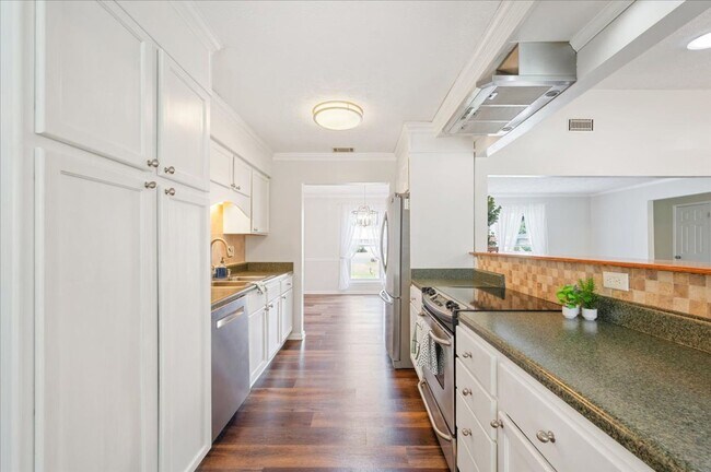 Building Photo - Well-Maintained Ranch Home in Southside Savannah For Lease