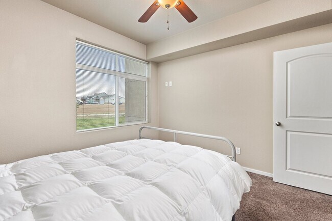 Building Photo - Clean and Modern Ground-Floor Condo with C...