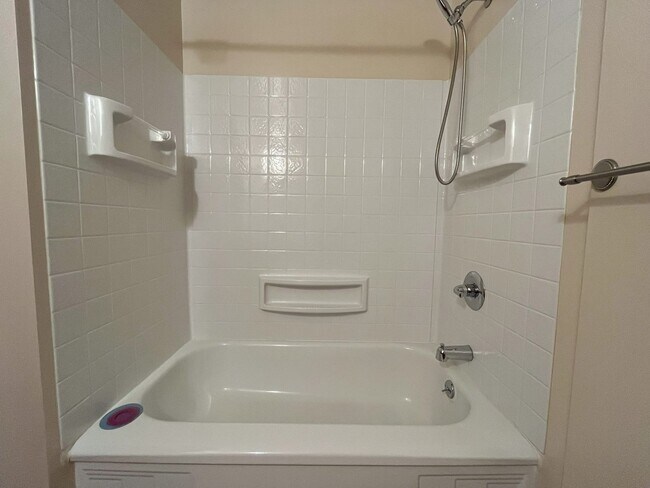 Building Photo - Bright & Spacious 1-Bedroom Duplex with Ha...