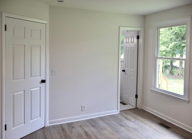 Building Photo - 129 Lake Point Dr