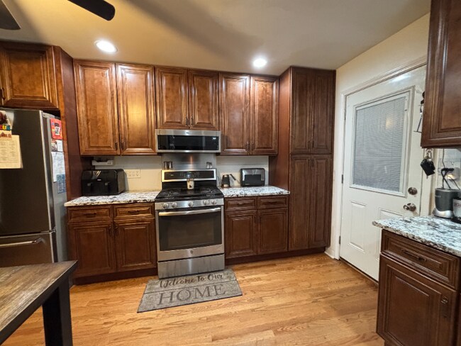 Primary Photo - 1544 Forest Ave