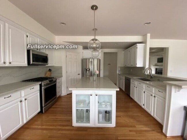 Building Photo - Beautiful Federal Way home you don't want to miss