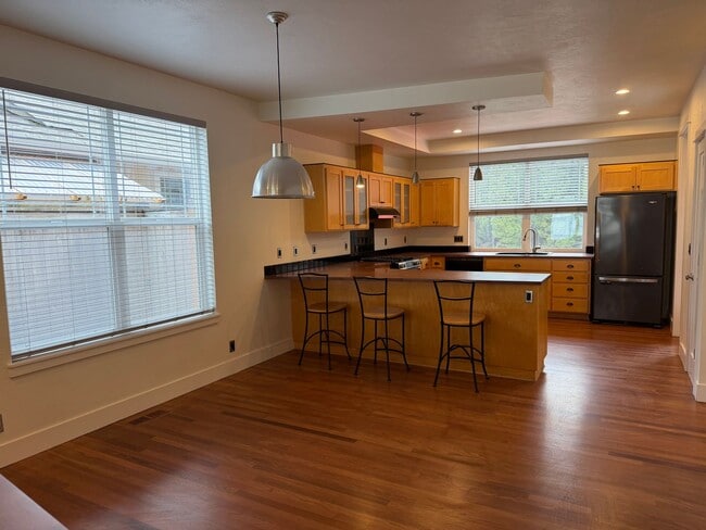 Building Photo - Beautiful 3 bedroom 2.5 bathroom house in a great neighborhood!