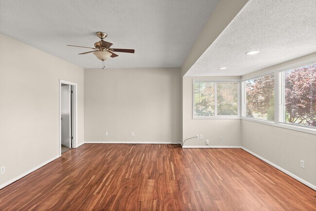 Building Photo - 4bed/2 bath Portland Charmer