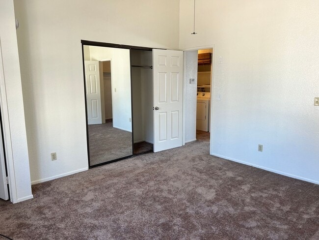 Building Photo - Beautiful 2b2.5b Condo in a great area of South Gardena features central AC, Fireplace, Washer/Dr...