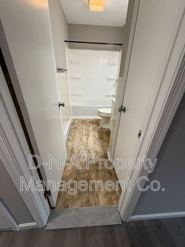 Building Photo - 810 Trafalgar Rd