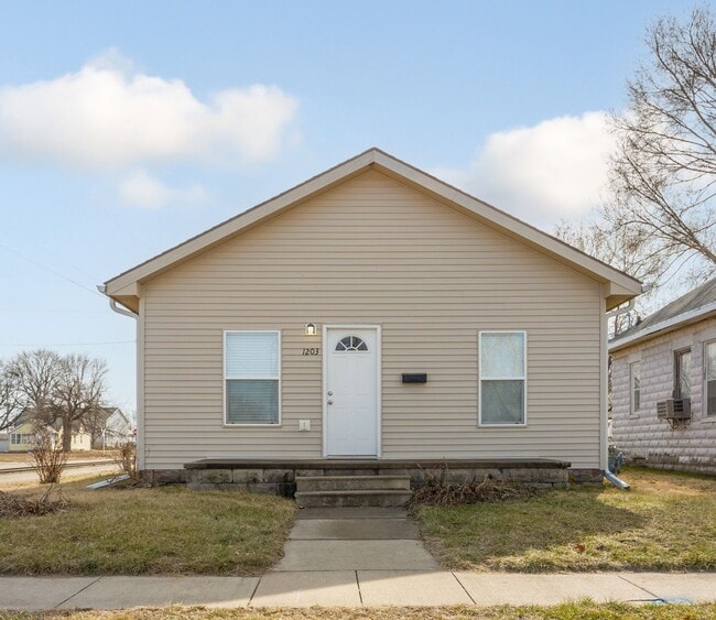 Building Photo - COMING SOOON!!!  2 bed 2 bath