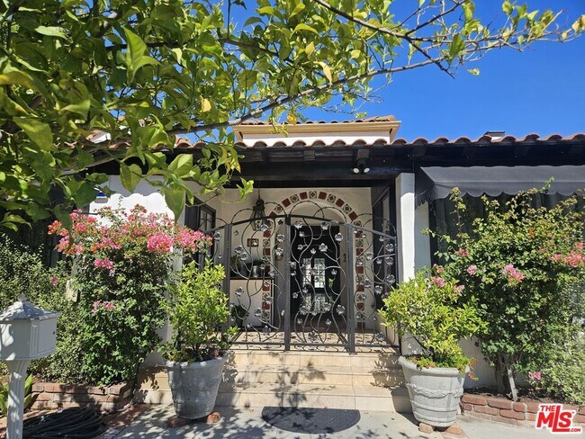 Primary Photo - 424 N Arden Blvd