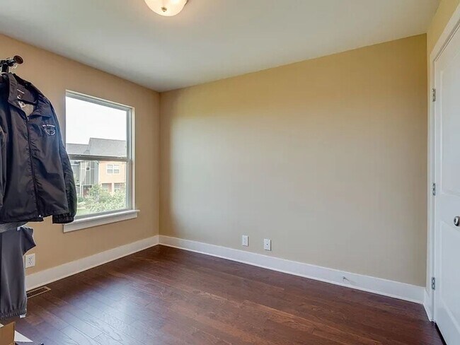 Building Photo - 3 Bed 2.5 Bath Luxury Townhome