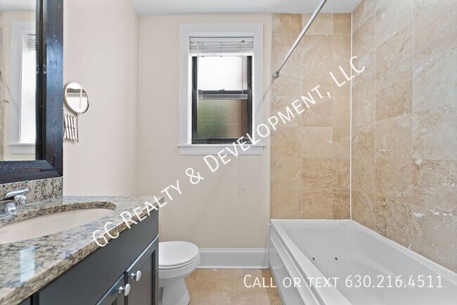 Building Photo - 7635 N Greenview Ave