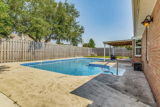 Building Photo - Welcome to your dream home! This stunning 4-bedroom, 3-bathroom residence is perfectly situated n...