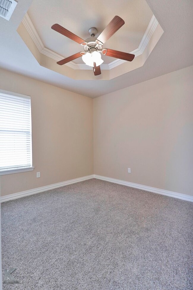 Building Photo - 4 bed 2 bath; newer carpet!