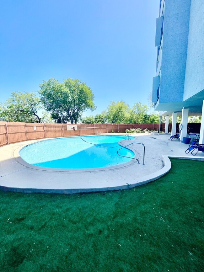 Building Photo - 7039 San Pedro Ave