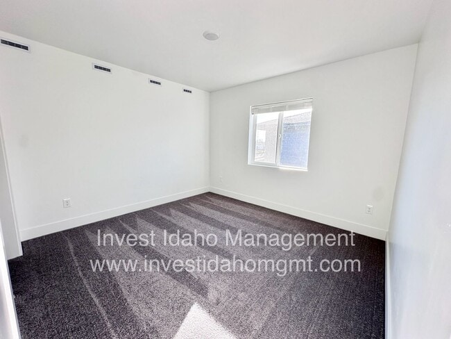 Building Photo - Beautiful less than a year old Luxury home available!