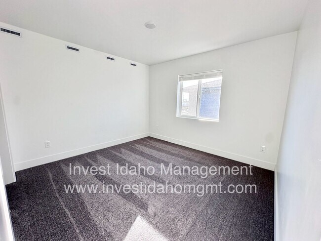 Building Photo - Beautiful less than a year old Luxury Townhome available soon!