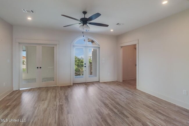 Building Photo - 238 Lovers Ln